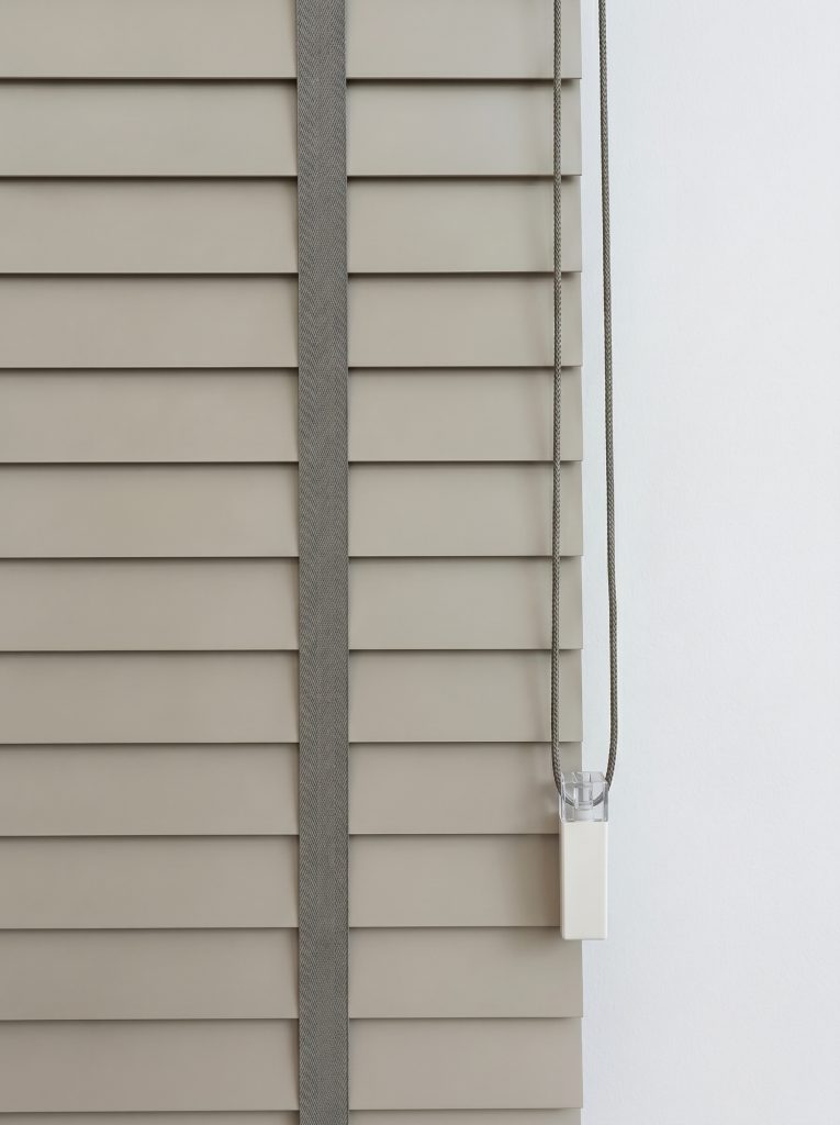 Wood venetian blinds SG with a heavy-duty mono-system for effortless lifting.