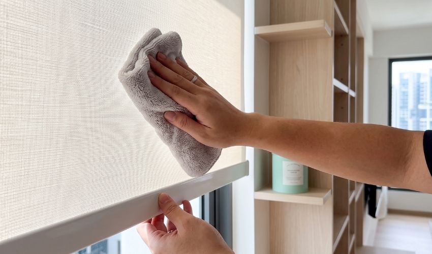 Singapore
Cleaning roller blinds inside a modern Ang Mo Kio home in Singapore.
